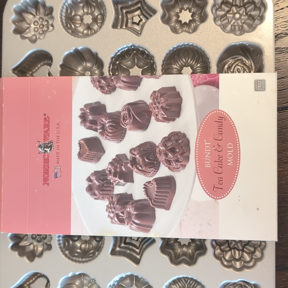 Nordic Ware Bundt Teacake & Candies Pan 30 Mini Shapes Cast Aluminum